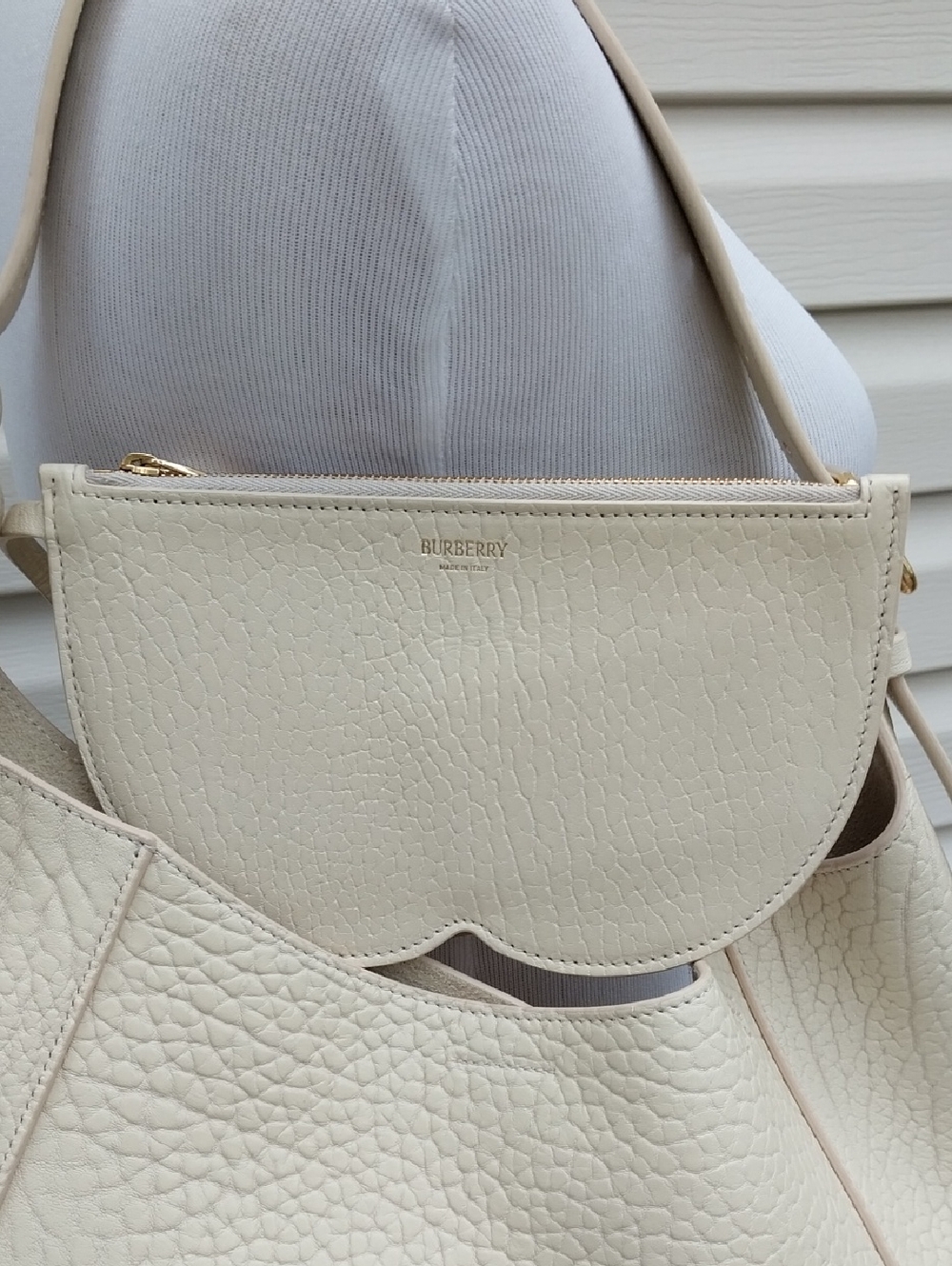 Burberry Cream Pebbled Leather Hobo Bag With Zip Pouch - Picture 10 of 14